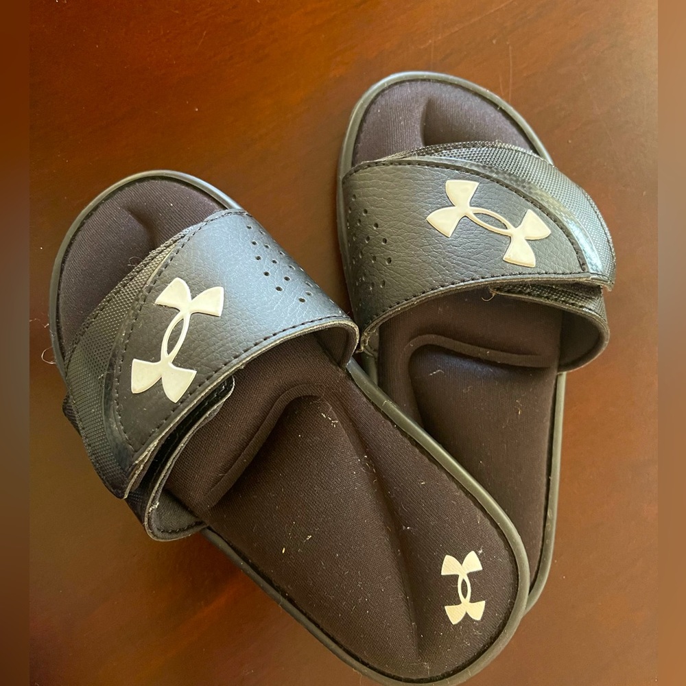 Under Armour Boys Slide 1Y Never Worn